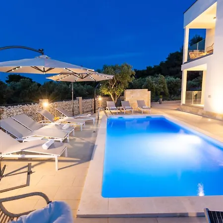 Parisa Villa Bozava