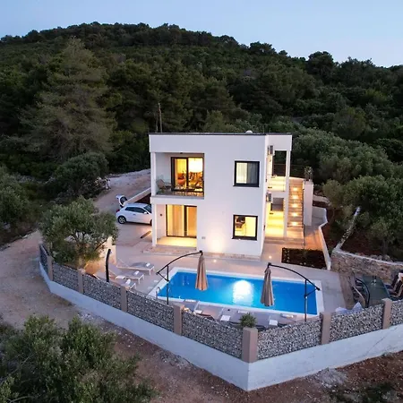 Vila Parisa