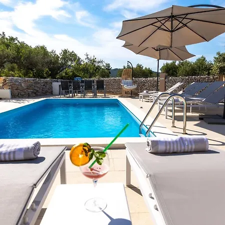 Parisa Villa Božava