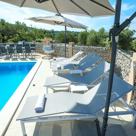 Villa Parisa *