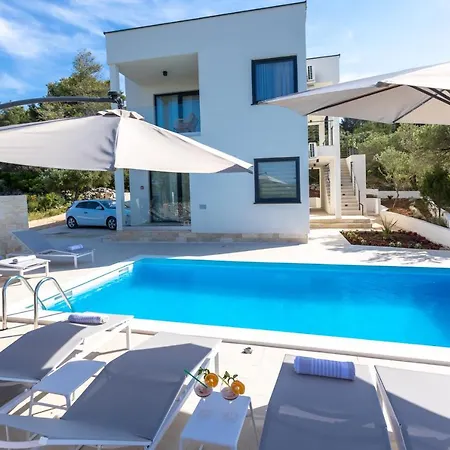 Parisa Villa Božava