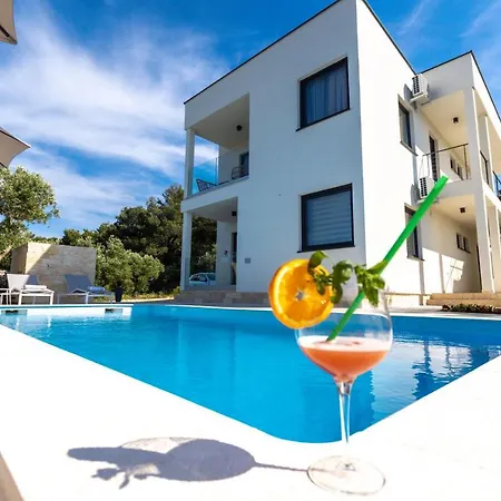 Parisa Villa Božava