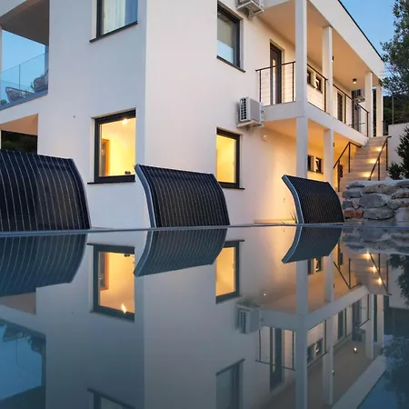 Parisa Villa Božava